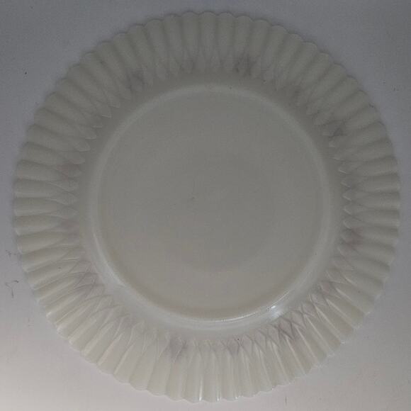 Set of 2 Vintage 8" Scalloped Milk Glass Plates Gold Snowflake Starburst Trim - Picture 2 of 2
